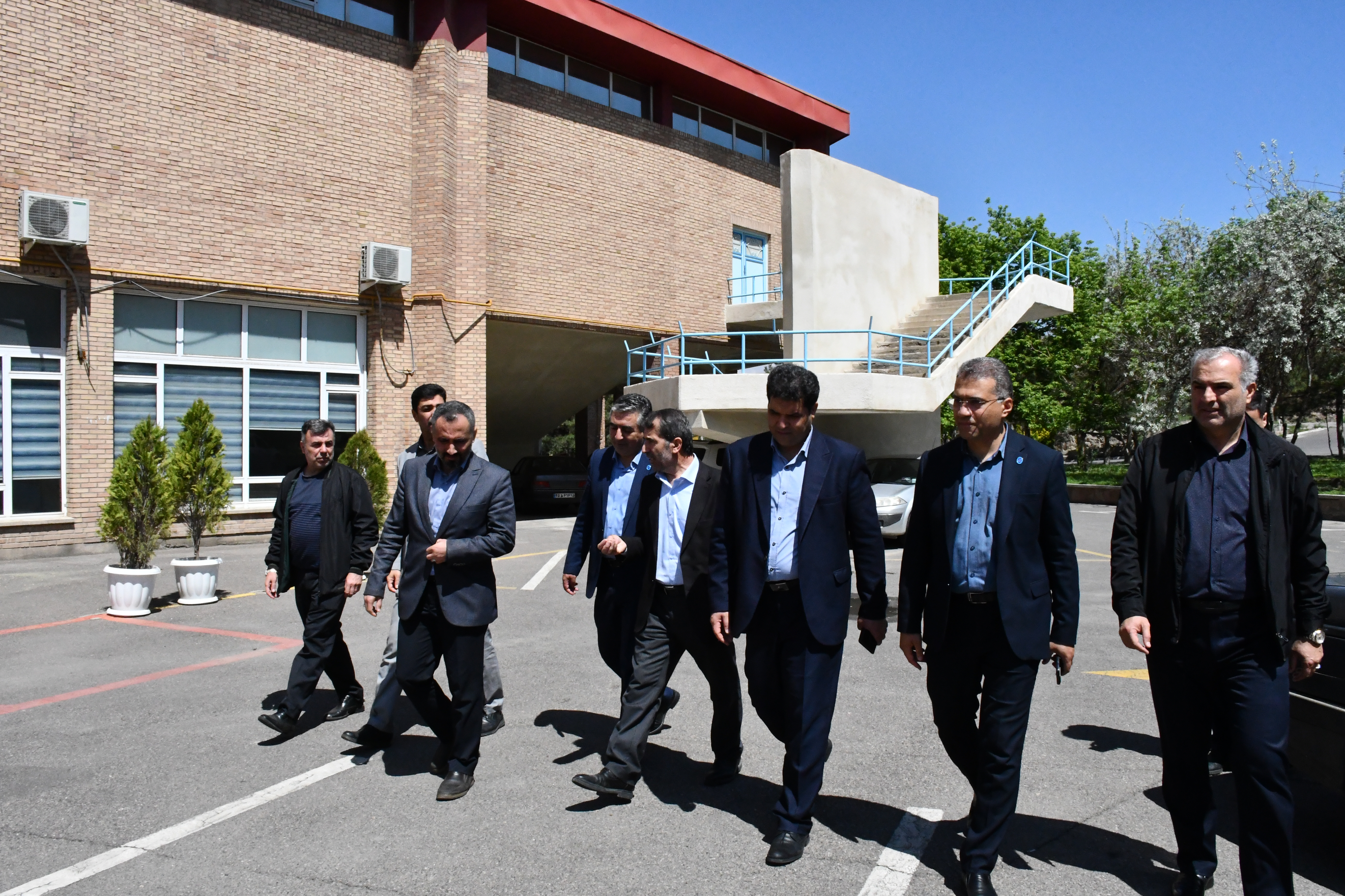 بازدید دکتر عباس قنبری معاون بورس و امور دانشجویان خارج سازمان امور دانشجویان از بخش های مختلف دانشجویی دانشگاه تبریز ۱۷ اردیبهشت ۱۴۰۴
