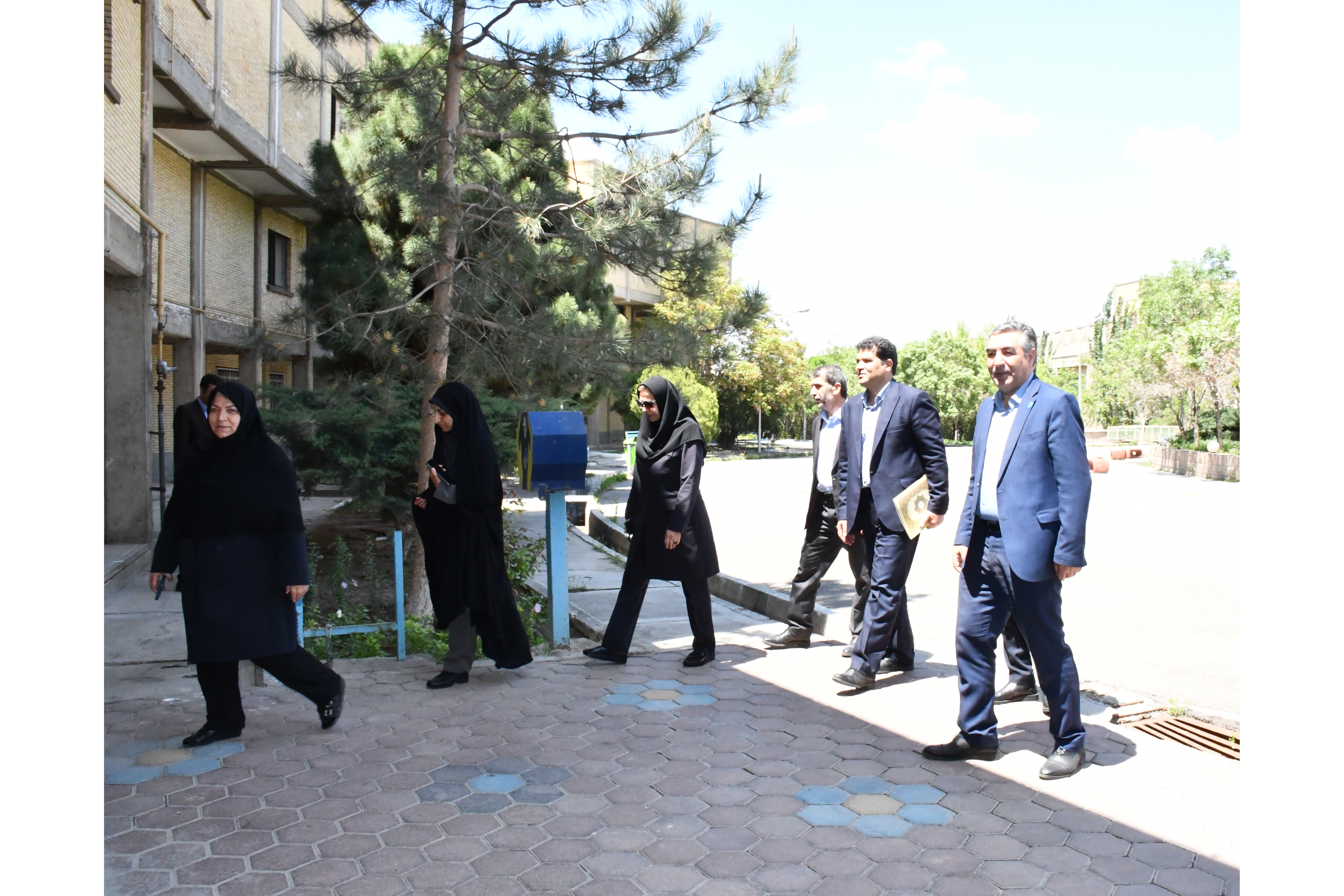 بازدید دکتر عباس قنبری معاون بورس و امور دانشجویان خارج سازمان امور دانشجویان از بخش های مختلف دانشجویی دانشگاه تبریز ۱۷ اردیبهشت ۱۴۰۴