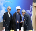 اهدای لوح تقدیر به جانبازان و فرزندان شهدا 