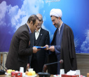 اهدای لوح تقدیر به جانبازان و فرزندان شهدا 
