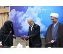 اهدای لوح تقدیر به جانبازان و فرزندان شهدا 