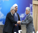 اهدای لوح تقدیر به جانبازان و فرزندان شهدا 