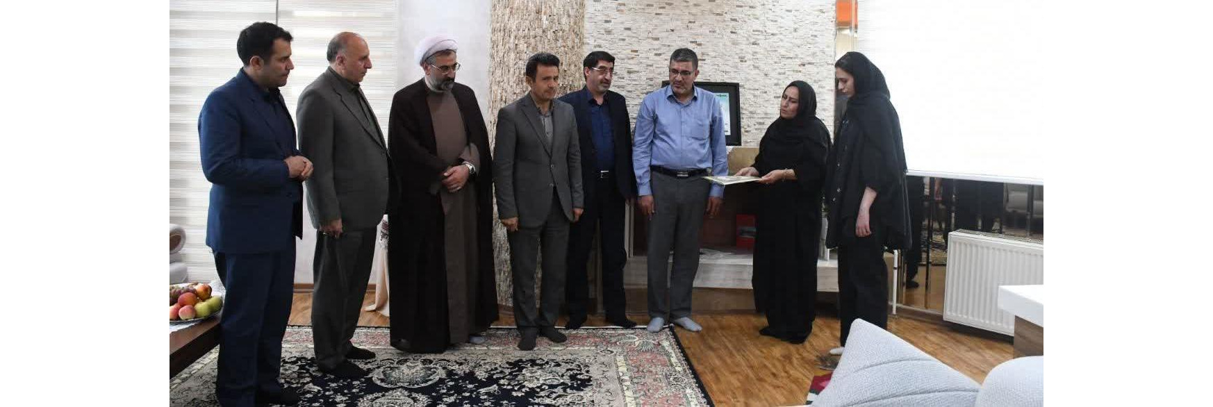 رئیس دانشگاه تبریز؛ مهمان خانواده شهید بشیر عباسپور شد